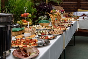 Petit déjeuner composé de spécialités régionales (20 PLN par personne)