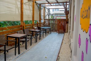 Gemeinsamer Basic-Schlafsaal, Gemischter Schlafsaal, barrierefrei, am Strand | Terrasse/Patio