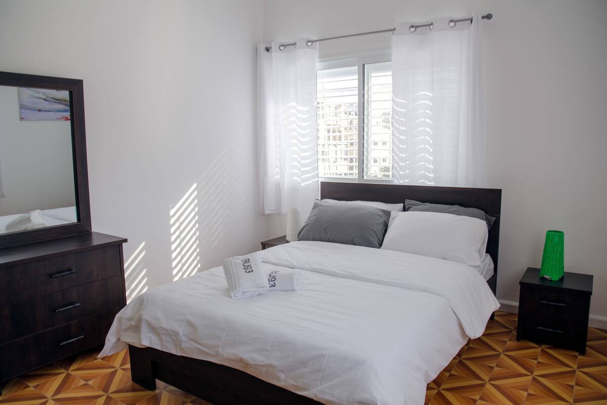 Apartamento conforto, 1 cama Queen e sofá-cama, para não fumantes | Wi-Fi de cortesia, roupa de cama