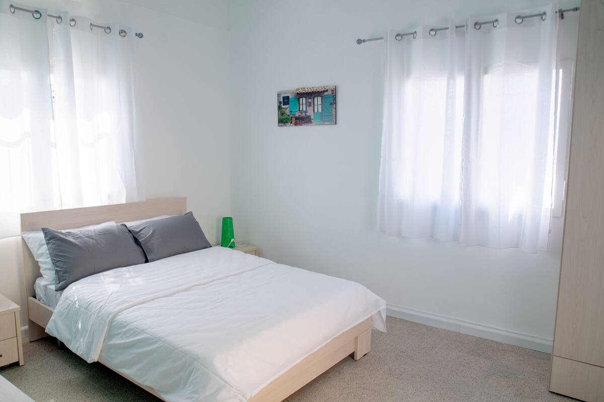 Estúdio superior, 1 cama Queen, para não fumantes | Wi-Fi de cortesia, roupa de cama