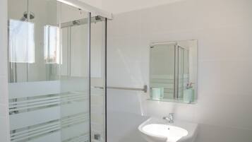 Superior Studio, 1 Queen Bed, Non Smoking | Bathroom shower