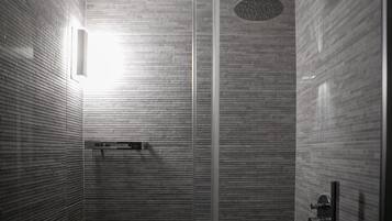 Shower, rainfall showerhead, free toiletries, hair dryer