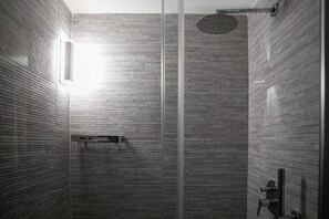 Ducha, cabezal de ducha tipo lluvia, artículos de tocador gratuitos