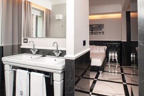 Suite Platinum | 욕실 | 헤어드라이어, 슬리퍼, 비데, 타월