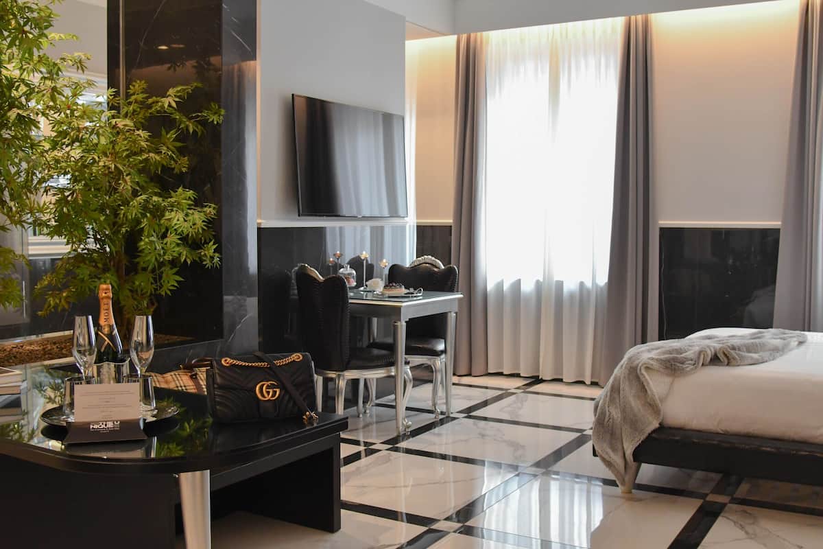 Suite Platinum | 高級寢具、羽絨被、記憶床墊、免費迷你吧