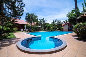 Outdoor pool - OYO 786 Bangsaray Village Resort (Sattahip)