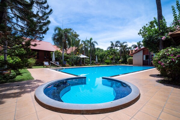 Una piscina al aire libre