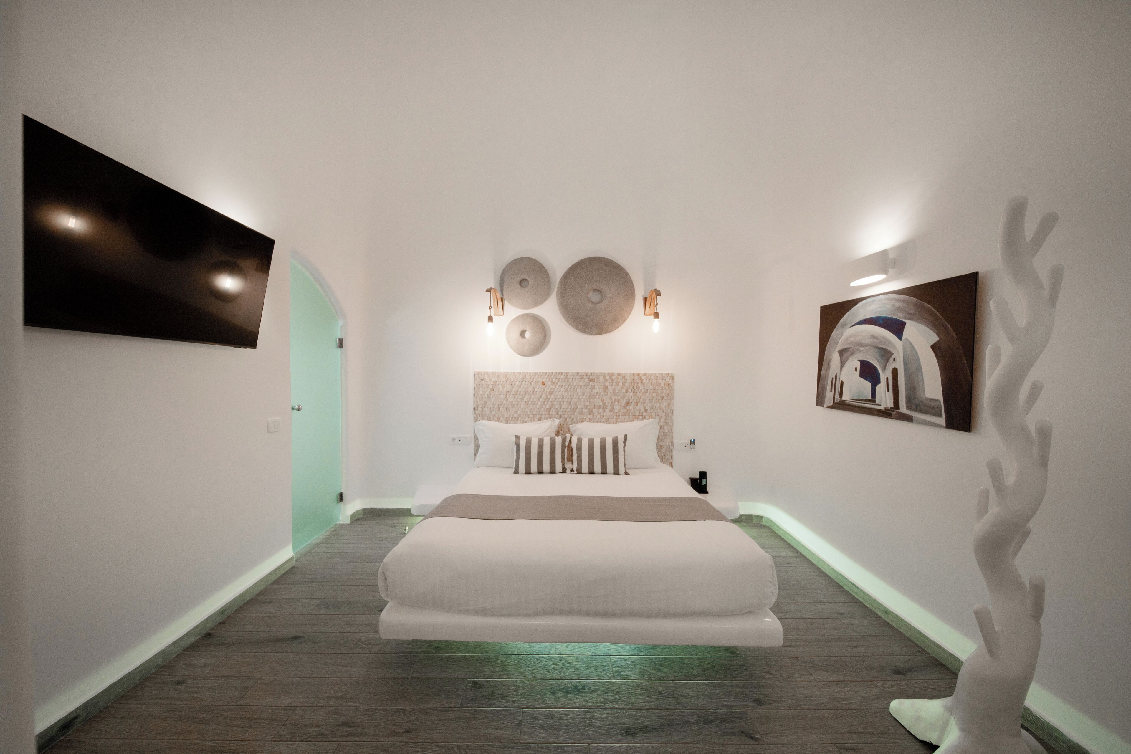 Studio Suite Mewah (Sofia) | Brankas, meja kerja, kedap suara, dan setrika/meja setrika