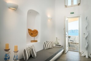 Studio Suite Mewah (Athina) | Brankas, meja kerja, kedap suara, dan setrika/meja setrika