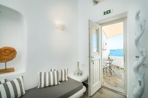 Luxury Studio Suite (Athina) | In-room safe, desk, soundproofing, iron/ironing board - Angel Luxury Suites (Santorini)