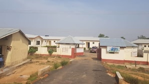 Zona residencial con casas de techos planos y una calle pavimentada.