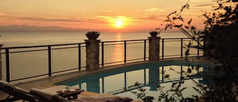 3 outdoor pools, pool umbrellas, pool loungers