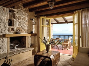 Villa, 4 soverom, privat basseng | Oppholdsrom | LED-TV, TV-spill og DVD-spiller