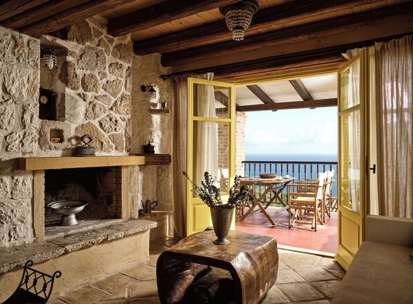 Villa, 4 soverom, privat basseng | Oppholdsrom | LED-TV, TV-spill og DVD-spiller