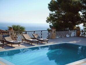 Villa, 4 soverom, privat basseng | Utsikt mot strand/hav