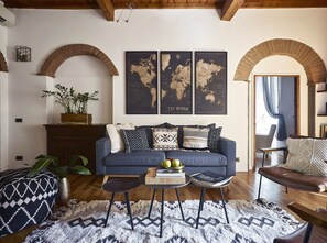 Appartement, 5 chambres | Aire de séjour | Téléviseur ACL de 40 po avec télévision par câble, téléviseur