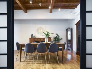 Apartment, 5 Schlafzimmer | Essbereich im Zimmer