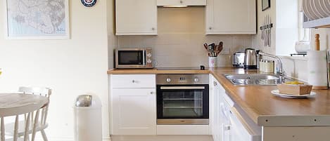 Cottage | Cuisine privée | Grand réfrigérateur, micro-ondes, four, lave-vaisselle
