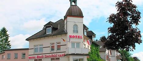 A hotel with a prominent tower and a sign indicating it is a hotel.