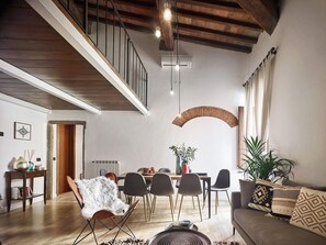 Apartment, 4 Schlafzimmer | Essbereich im Zimmer