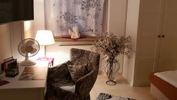 Escritorio, sistema de insonorización, wifi gratis y ropa de cama