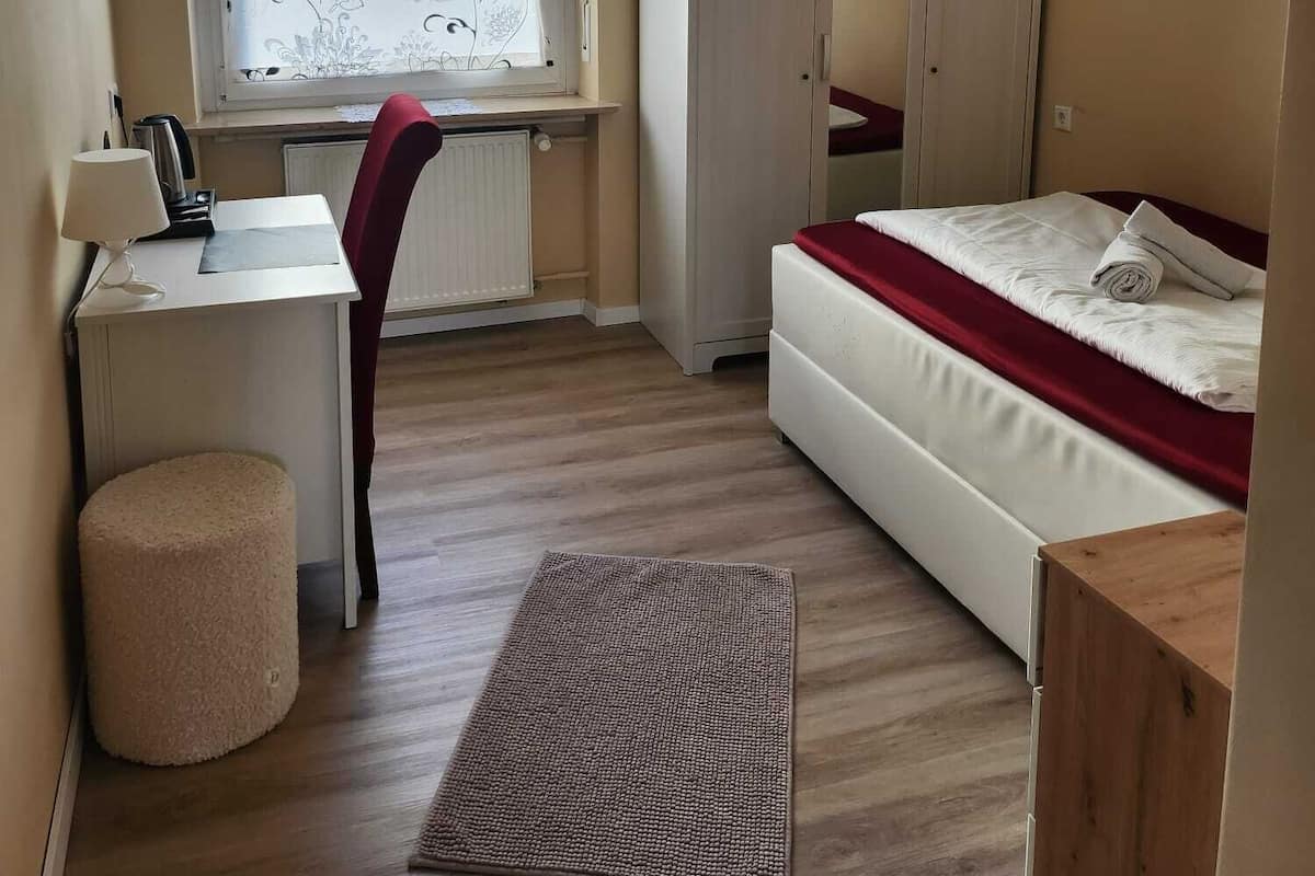 Skrivebord, lydisolert, wi-fi (inkludert) og sengetøy