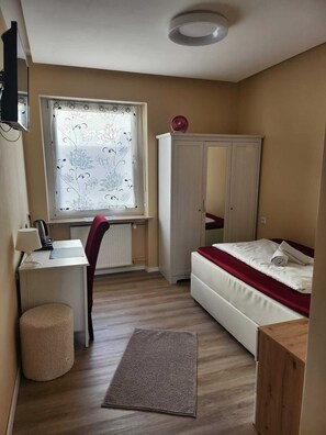 Desk, soundproofing, free WiFi, bed sheets - Schweizer Stubb (Kaiserslautern)