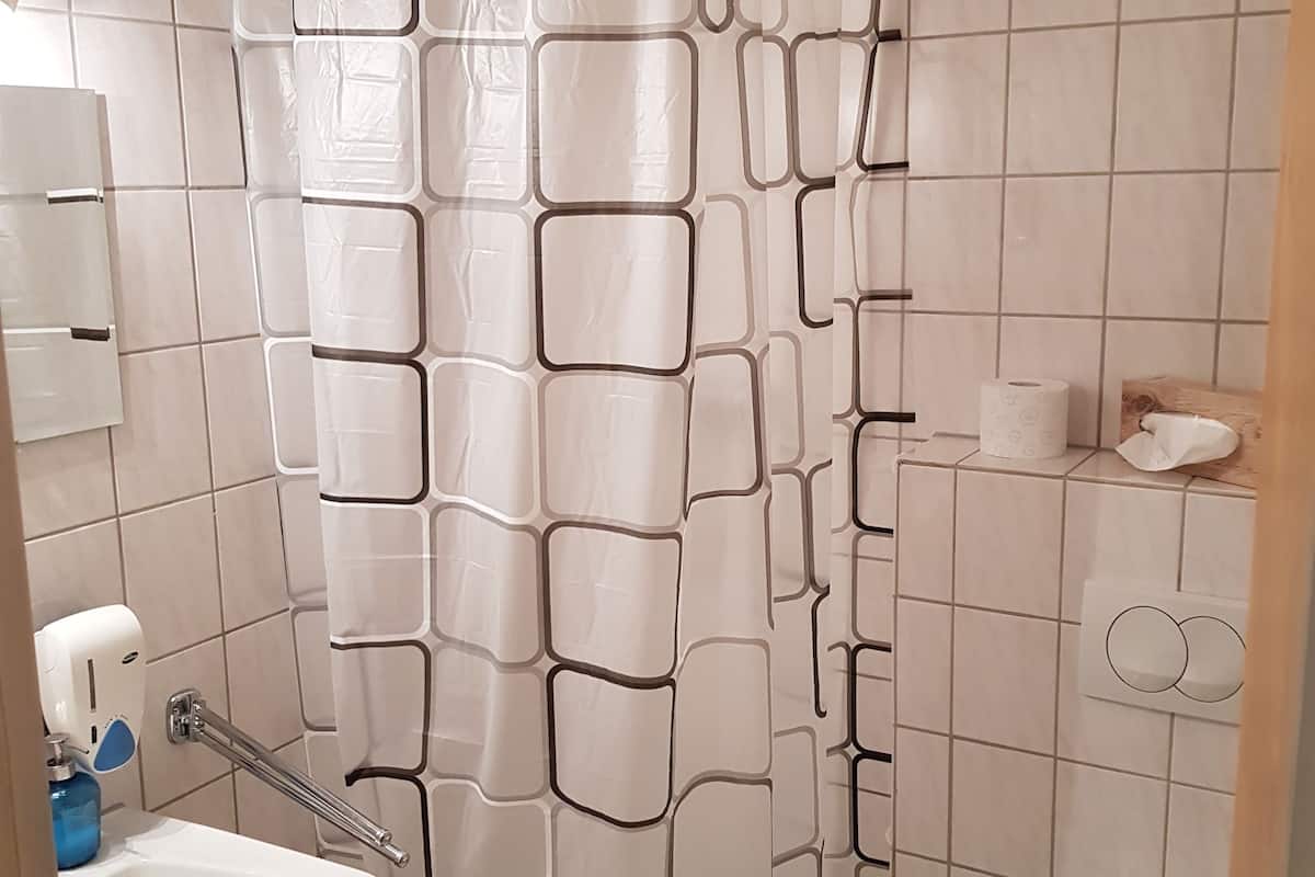 Bad | Dusj, toalettartikler (inkludert) og håndklær