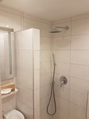 Shower, free toiletries, towels - Schweizer Stubb (Kaiserslautern)