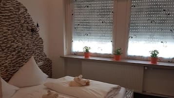 Escritorio, sistema de insonorización, wifi gratis y ropa de cama