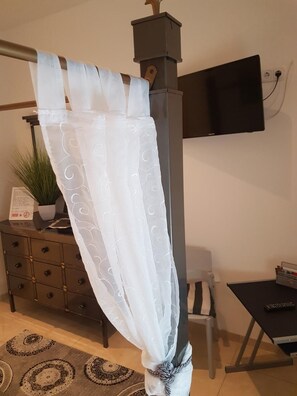 Desk, soundproofing, free WiFi, bed sheets - Schweizer Stubb (Kaiserslautern)