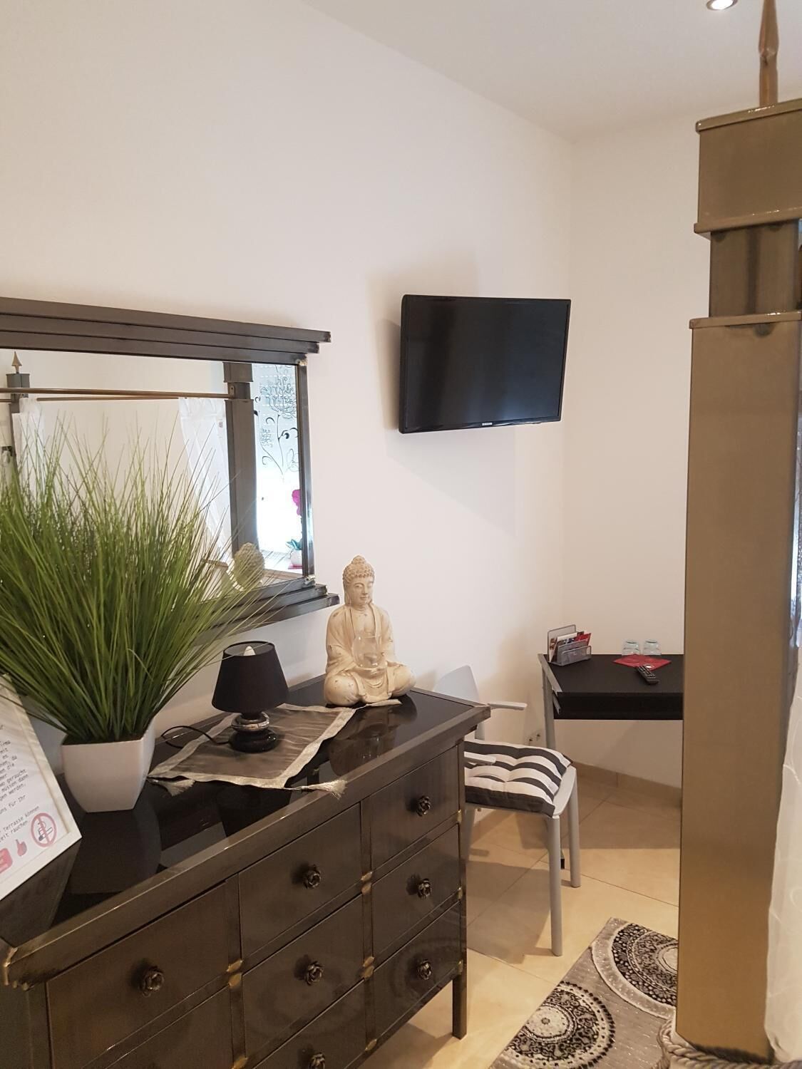 Desk, soundproofing, free WiFi, bed sheets