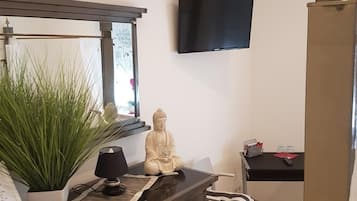 Een bureau, geluiddichte muren, gratis wifi, beddengoed