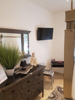 Desk, soundproofing, free WiFi, bed sheets - Schweizer Stubb (Kaiserslautern)