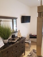 Escritorio, sistema de insonorización, wifi gratis y ropa de cama