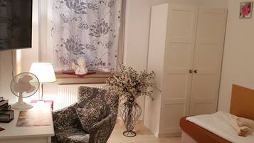 Een bureau, geluiddichte muren, gratis wifi, beddengoed