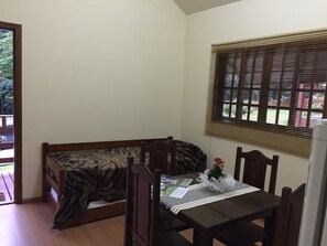 Chalé, 1 quarto, micro-ondas | Comodidades do quarto