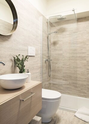 Apartamento, 3 habitaciones | Baño | Ducha y toallas