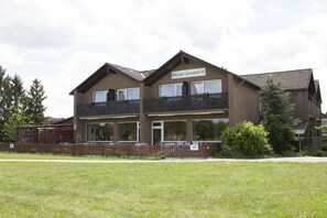 Façana frontal de l'allotjament