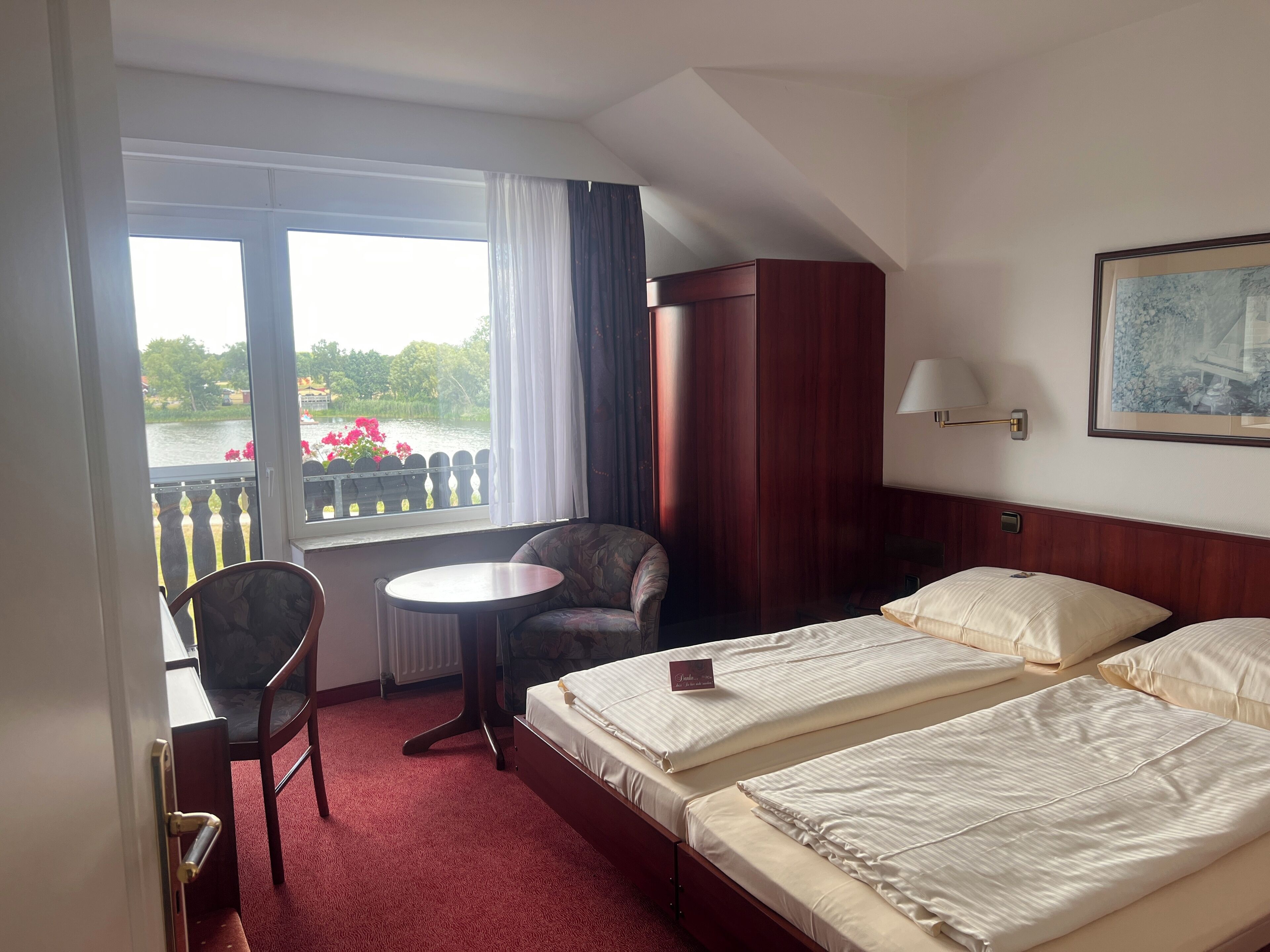 Desk, cribs (surcharge), WiFi (free), bed sheets