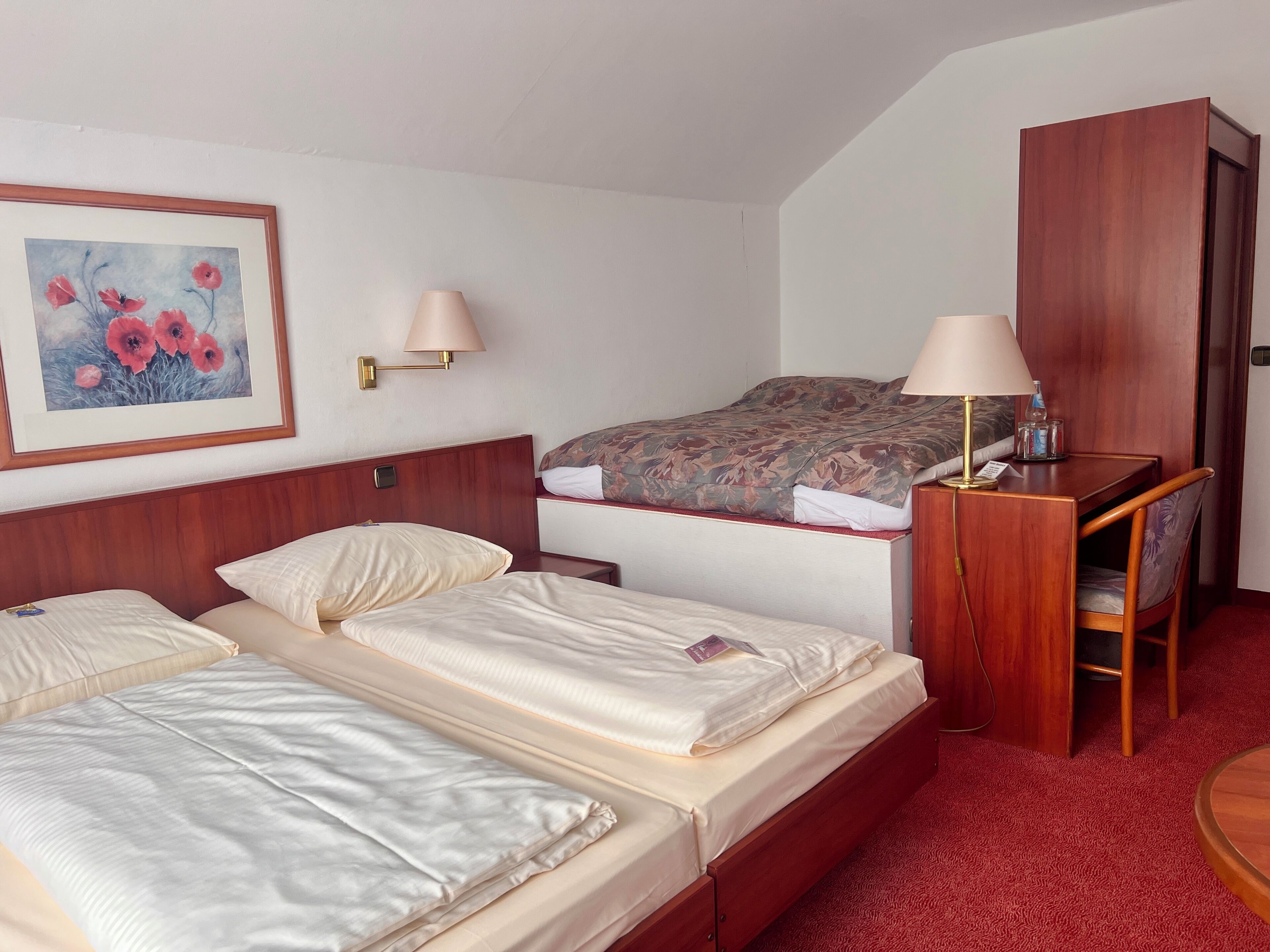Triple Room, Partial Lake View | Desk, WiFi (free), bed sheets
