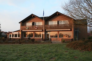 A two-story building with a sign reading "Seestube." - Hotel Seeblick Garni (Gartow)