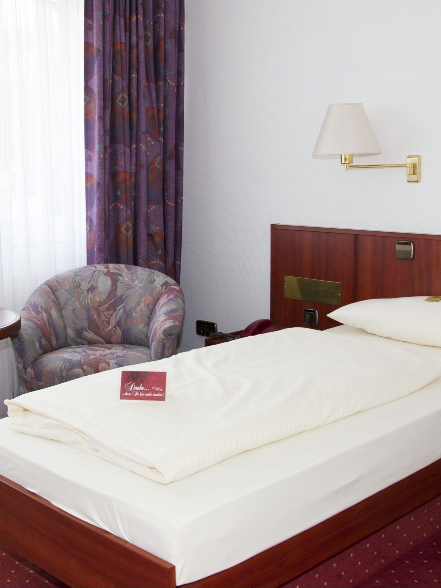 Escritorio, wifi gratis y ropa de cama 