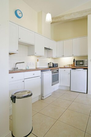 Casa de campo | Cozinha privada | Geladeira grande, micro-ondas, fogão, lava-louças