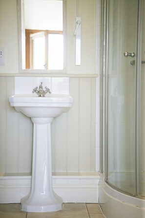 Cottage | Bathroom - Chestnut Lodge (Eastbourne)