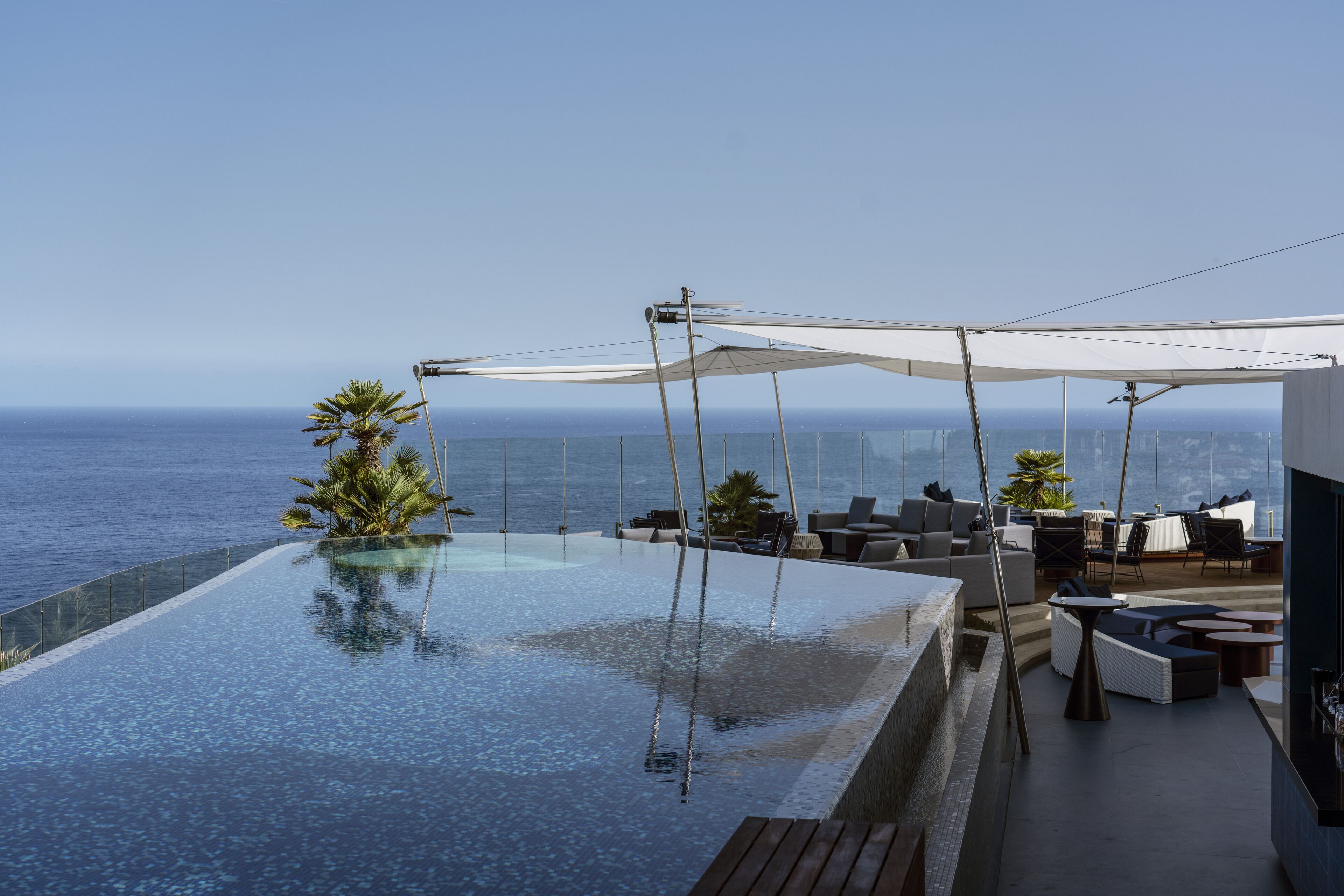 2 室内游泳池，2 室外游泳池，收费帐篷屋，池畔遮阳伞