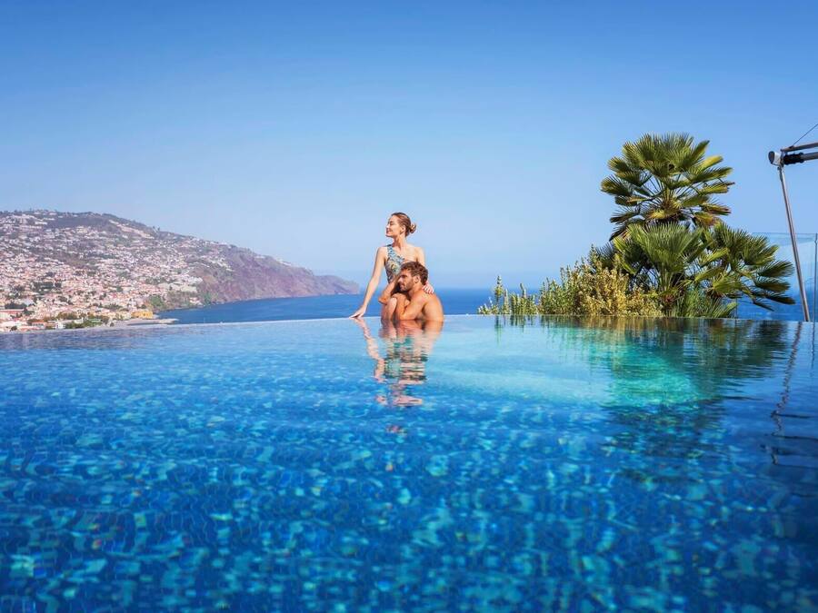 2 piscinas internas, 2 piscinas externas, barracas, guarda-sóis