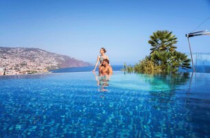 2 εσωτερικές πισίνες, 2 εξωτερικές πισίνες, καμπάνες (με χρέωση)