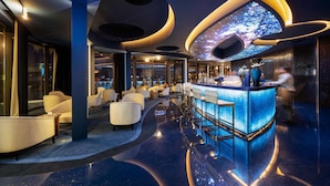 Eine moderne Bar mit gebogener Theke und Sitzgelegenheiten.