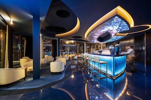 5 bar/lounge, 2 bar a bordo piscina